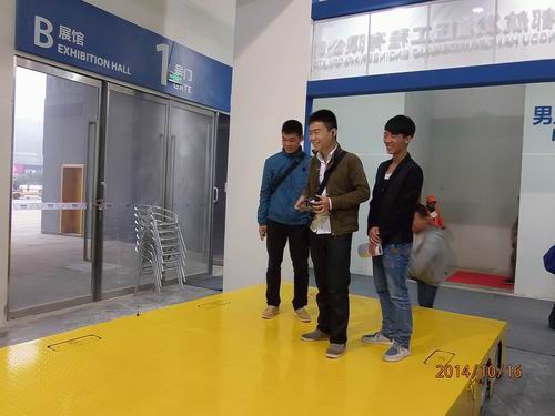 米兰(中国)参展2014绵阳科博会-观众对全向移动平台表现了浓厚的兴趣.jpg