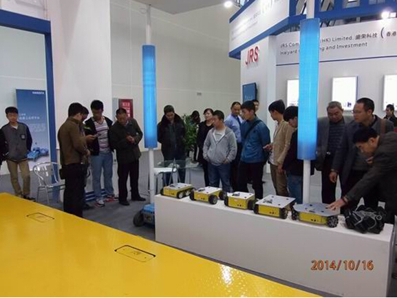 米兰(中国)参展2014绵阳科博会-技术人员向观众演示机器人.jpg